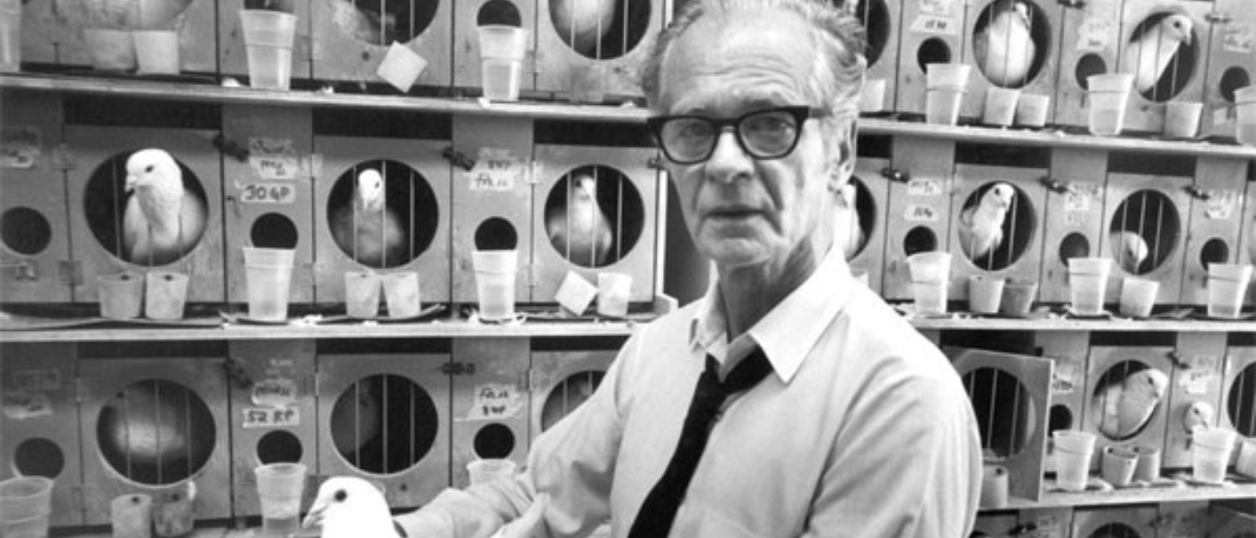 Burrhus-F-Skinner-Biografia-y-el-condicionamiento-operante